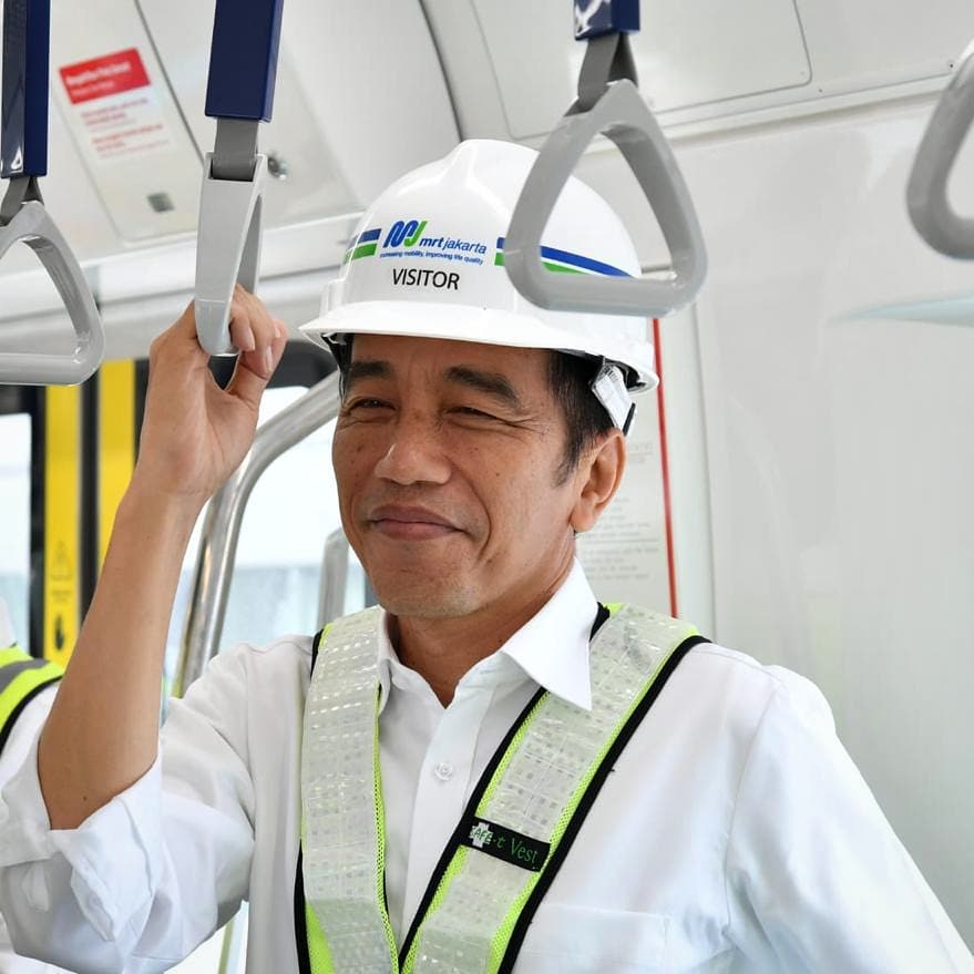 7 Momen Jokowi naik transportasi umum, terbaru naik bus 380 km