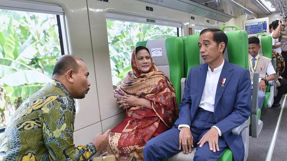 7 Momen Jokowi naik transportasi umum, terbaru naik bus 380 km