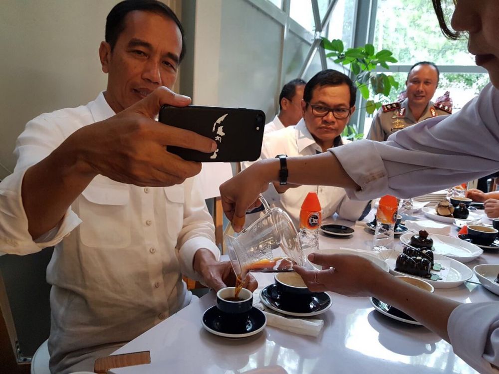 10 Momen Jokowi selfie di berbagai acara, dekat dengan rakyat