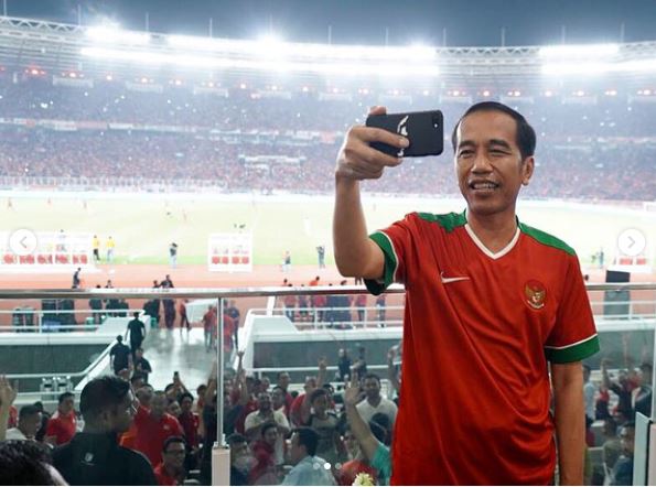 10 Momen Jokowi selfie di berbagai acara, dekat dengan rakyat