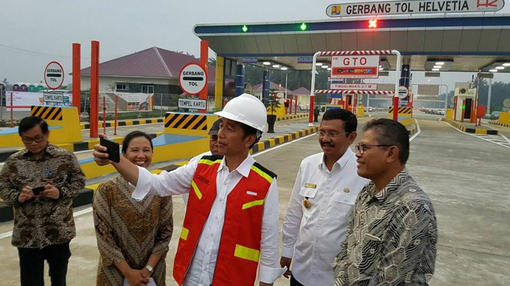 10 Momen Jokowi selfie di berbagai acara, dekat dengan rakyat