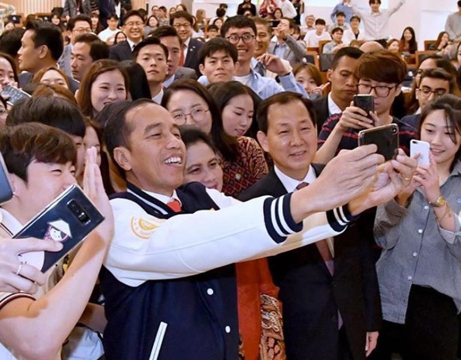 10 Momen Jokowi selfie di berbagai acara, dekat dengan rakyat