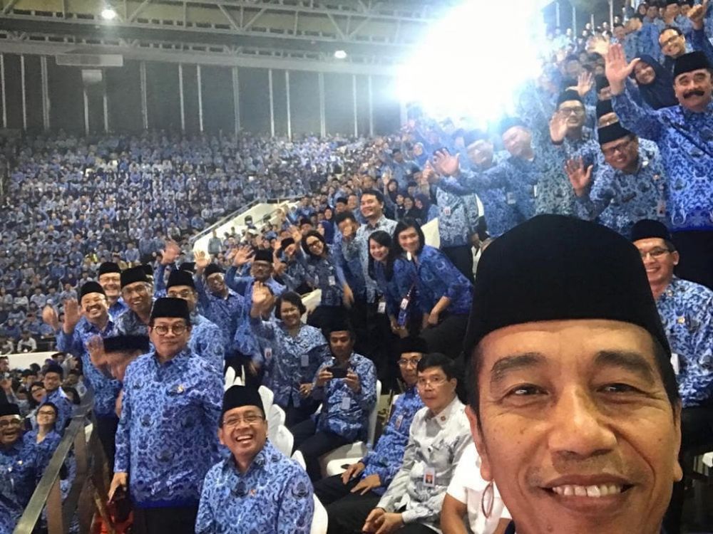 10 Momen Jokowi selfie di berbagai acara, dekat dengan rakyat
