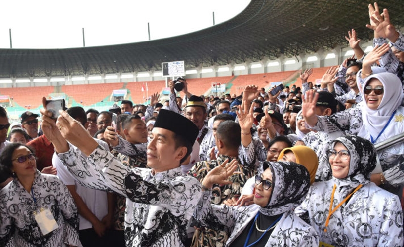 10 Momen Jokowi selfie di berbagai acara, dekat dengan rakyat