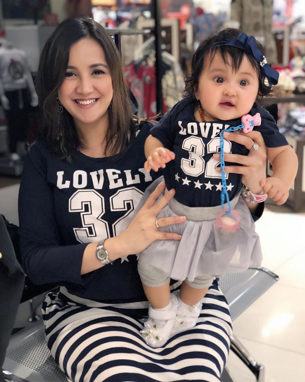 7 Potret Andi Soraya dan baby Kylie kembaran baju, bikin gemes
