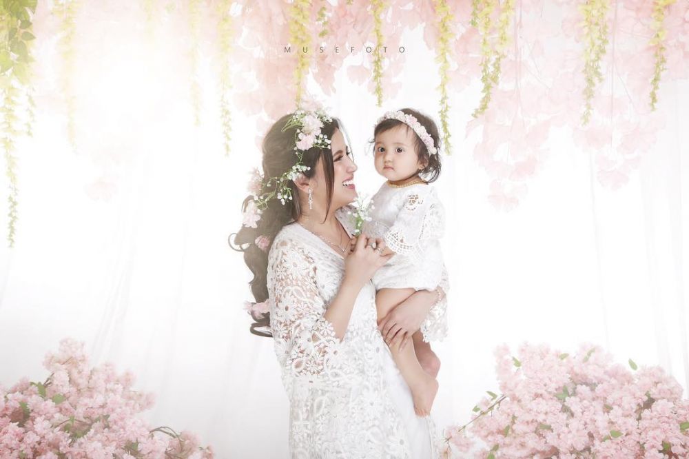 7 Potret Andi Soraya dan baby Kylie kembaran baju, bikin gemes