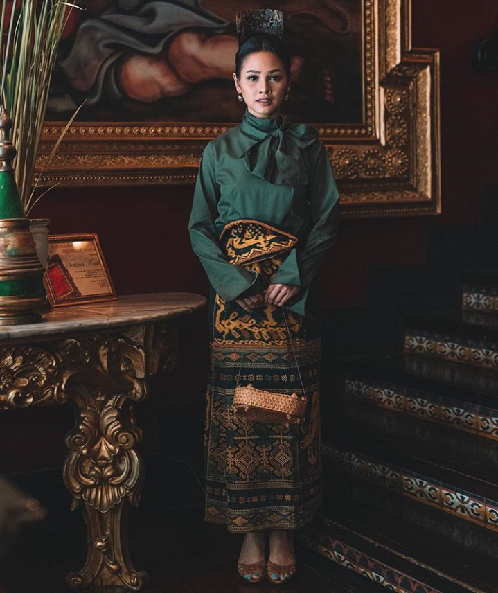 7 Pesona Andien kenakan kain tradisional, anggun banget
