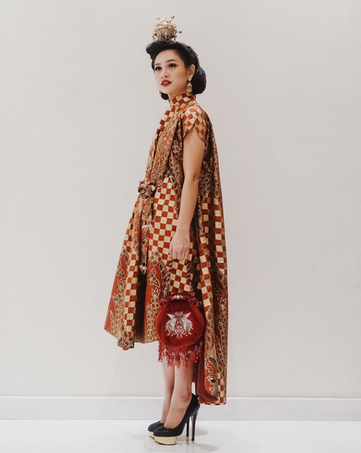 7 Pesona Andien kenakan kain tradisional, anggun banget