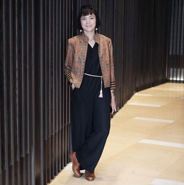 Biasa tampil tomboi, ini 11 potret Poppy Sovia kenakan dress