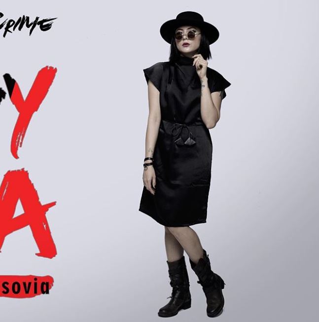 Biasa tampil tomboi, ini 11 potret Poppy Sovia kenakan dress