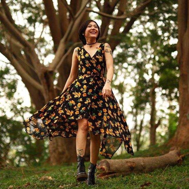 Biasa tampil tomboi, ini 11 potret Poppy Sovia kenakan dress