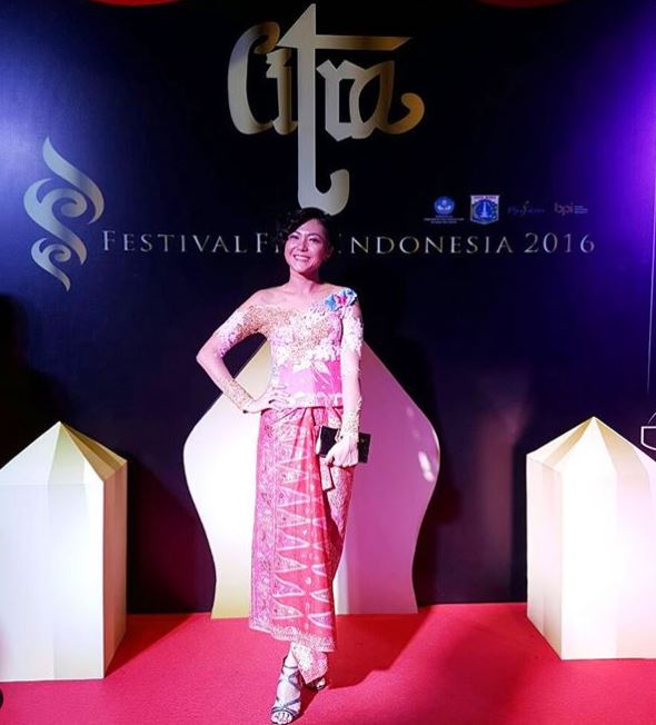 Biasa tampil tomboi, ini 11 potret Poppy Sovia kenakan dress