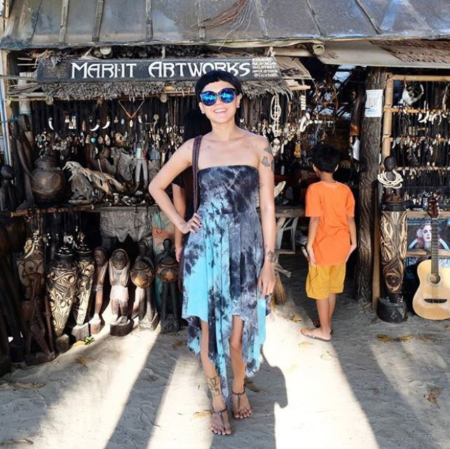 Biasa tampil tomboi, ini 11 potret Poppy Sovia kenakan dress