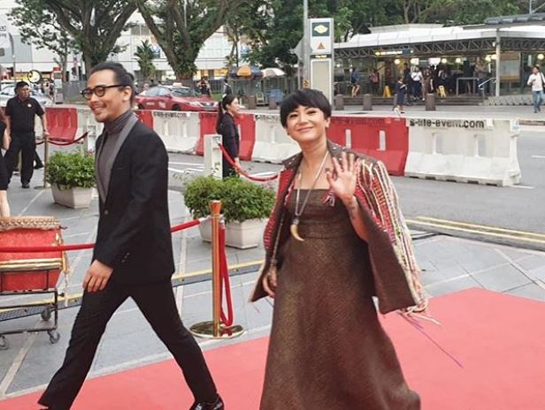 Biasa tampil tomboi, ini 11 potret Poppy Sovia kenakan dress