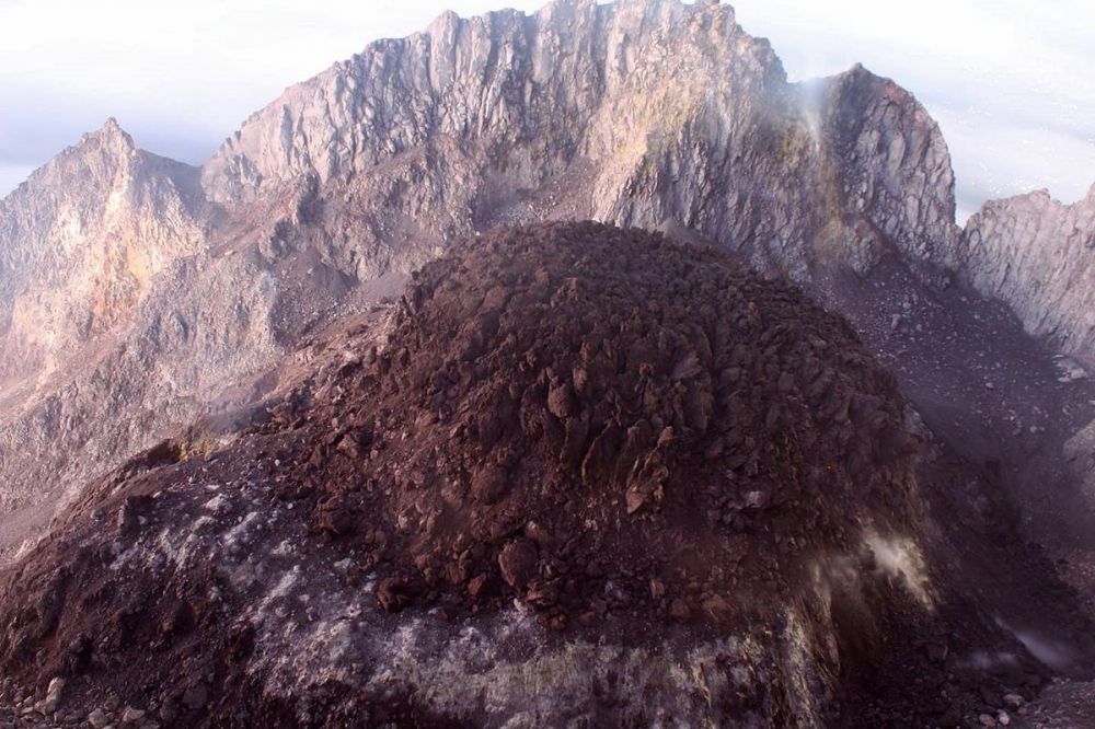 10 Foto terbaru guguran lava pijar di puncak Gunung Merapi