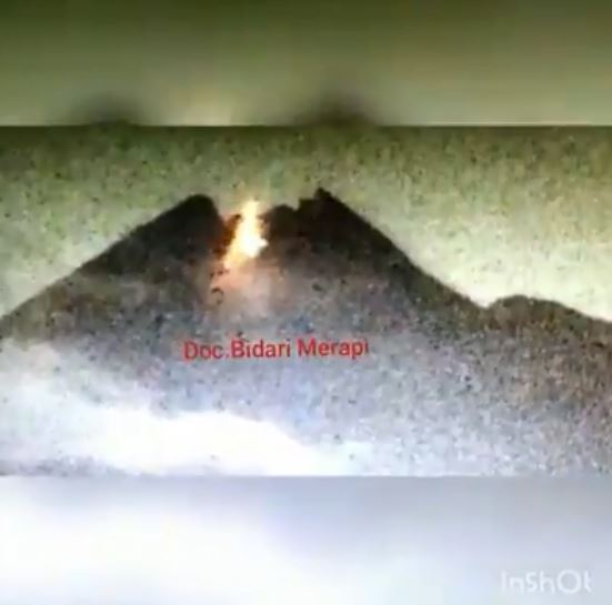 10 Foto terbaru guguran lava pijar di puncak Gunung Merapi