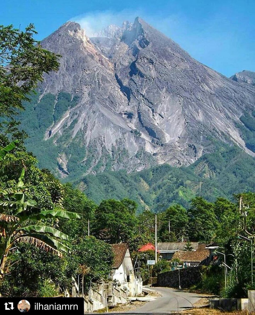 10 Foto terbaru guguran lava pijar di puncak Gunung Merapi
