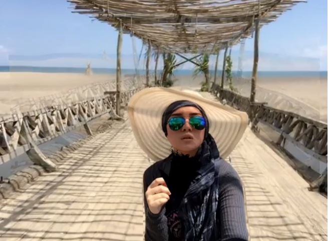 12 Gaya traveling Bebi Silvana, istri Opick yang sukses berbisnis