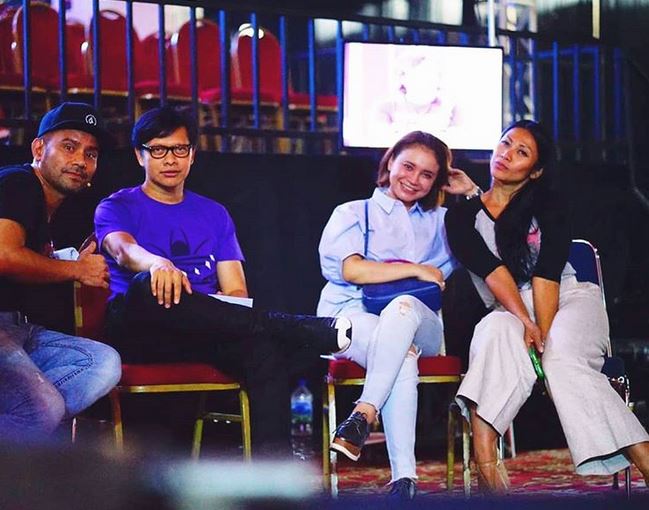 10 Potret Rossa kenakan baju kasual, pakai kaus aja cantik