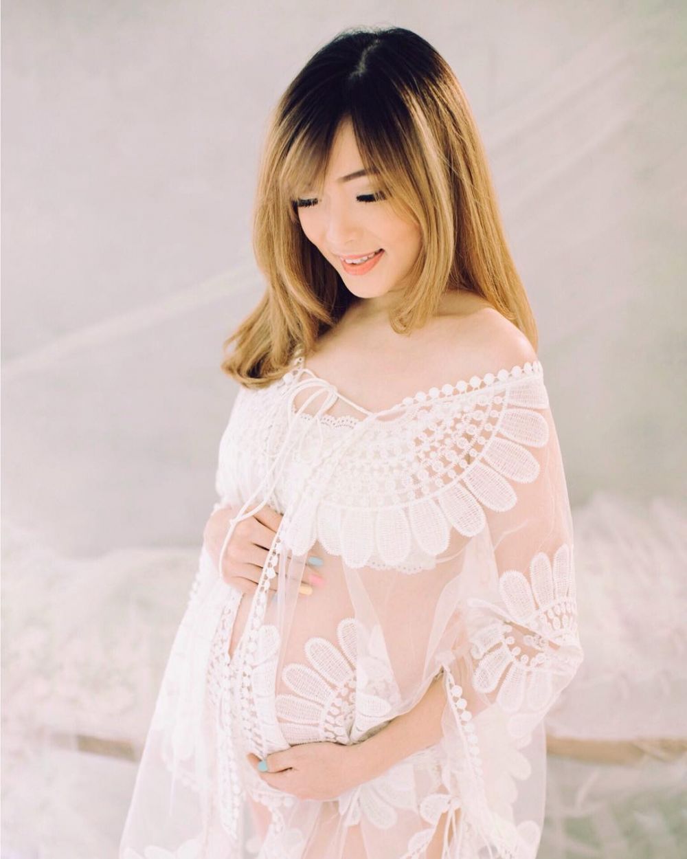 10 Potret maternity Angel eks Cherrybelle, ada yang tema Natal