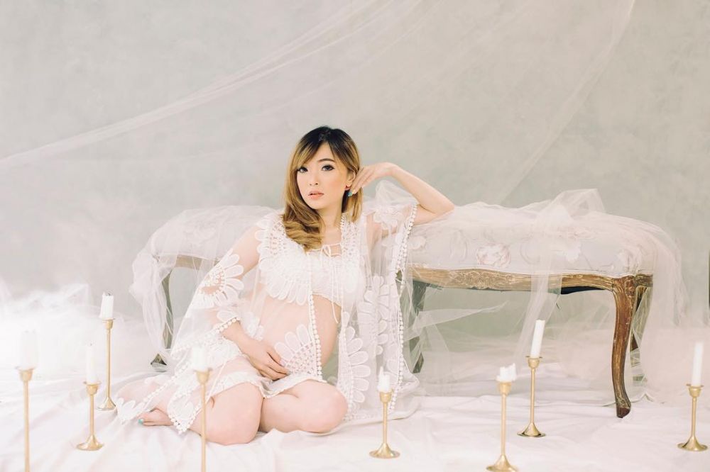 10 Potret maternity Angel eks Cherrybelle, ada yang tema Natal