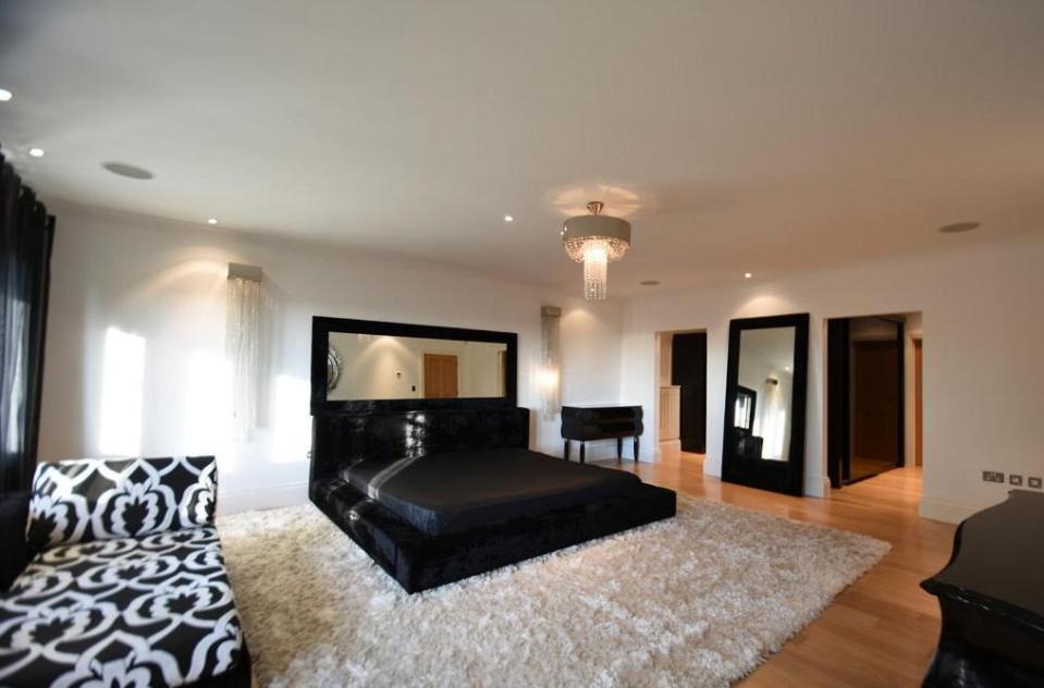 View Rumah Mewah Cristiano Ronaldo Background