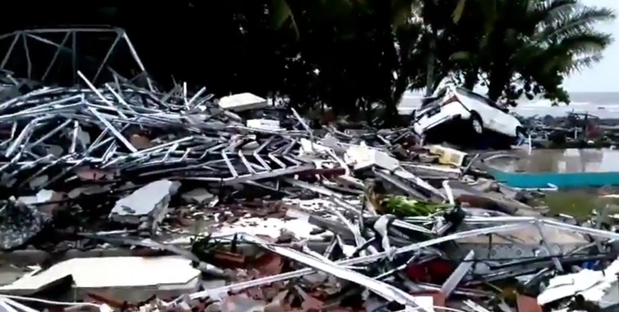 10 Potret Tsunami Banten, hancurkan panggung band Seventeen