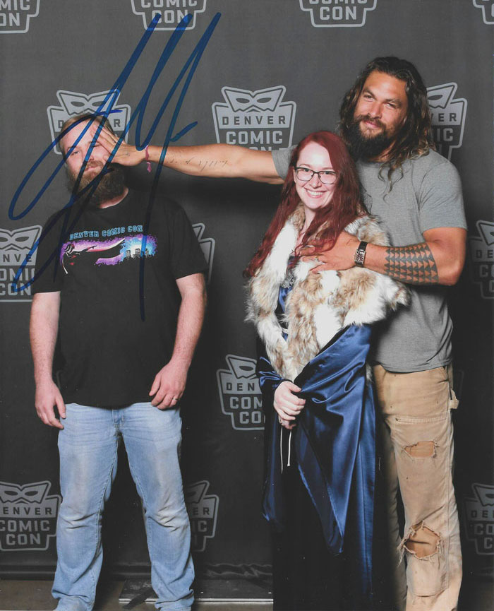 10 Potret kocak Jason Momoa pemain Aquaman foto bareng fans cewek