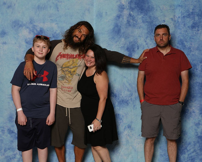 10 Potret kocak Jason Momoa pemain Aquaman foto bareng fans cewek