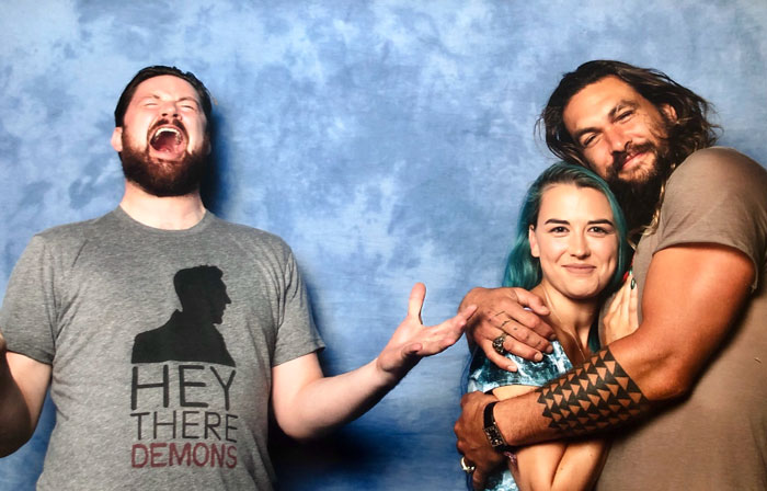 10 Potret kocak Jason Momoa pemain Aquaman foto bareng fans cewek