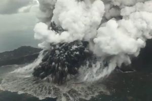 8 Potret terkini aktivitas Anak Krakatau, picu tsunami Banten