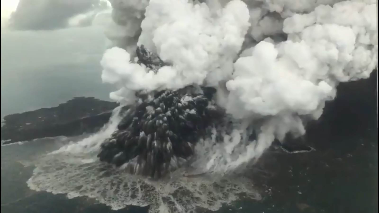 8 Potret terkini aktivitas Anak Krakatau, picu tsunami Banten