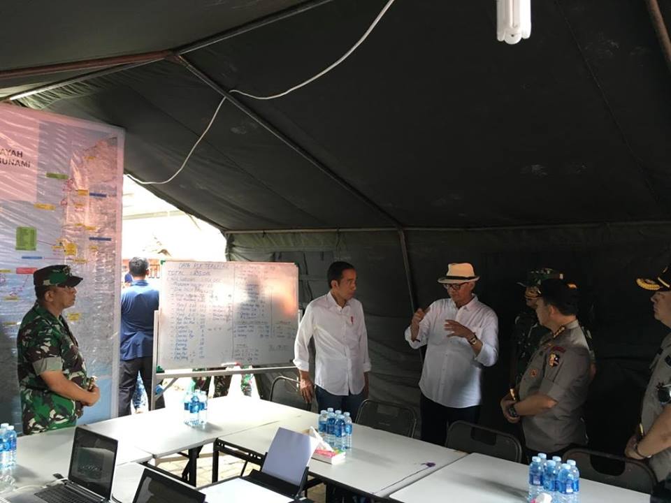 Pakai helikopter, ini 10 potret Jokowi tinjau dampak tsunami Banten