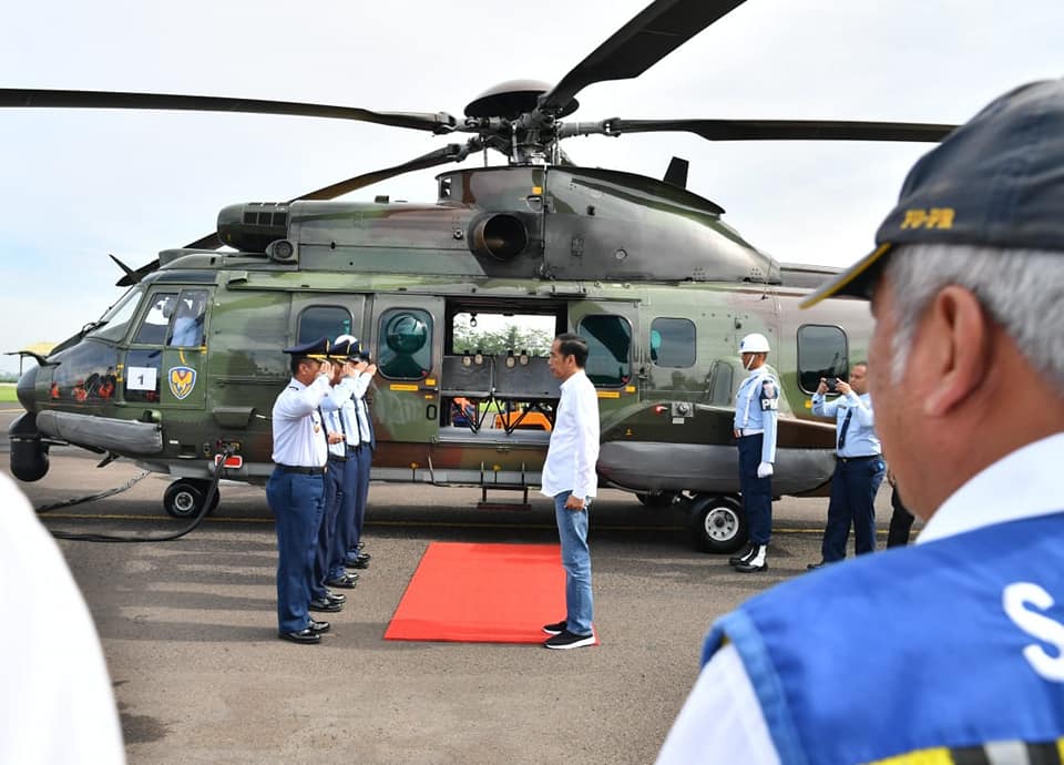 Pakai helikopter, ini 10 potret Jokowi tinjau dampak tsunami Banten
