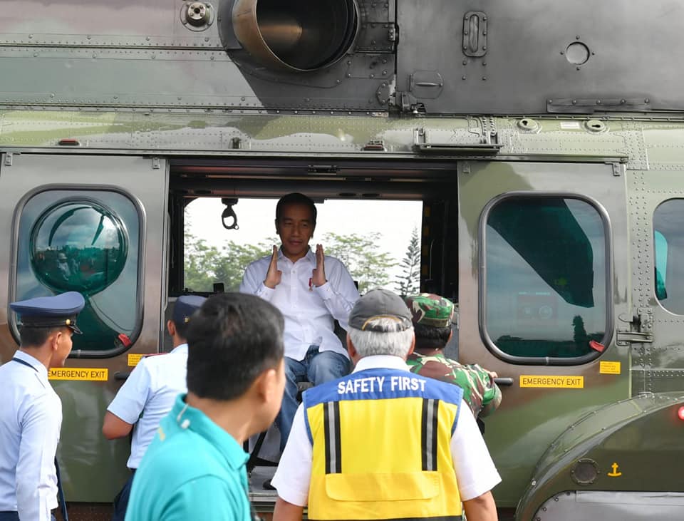 Pakai helikopter, ini 10 potret Jokowi tinjau dampak tsunami Banten
