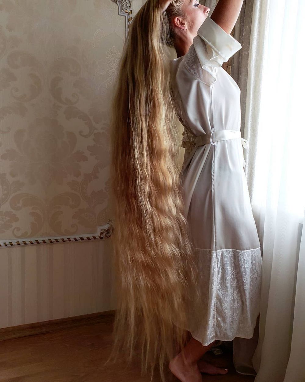 Cewek ini punya rambut panjang bak Rapunzel, ini 10 potretnya