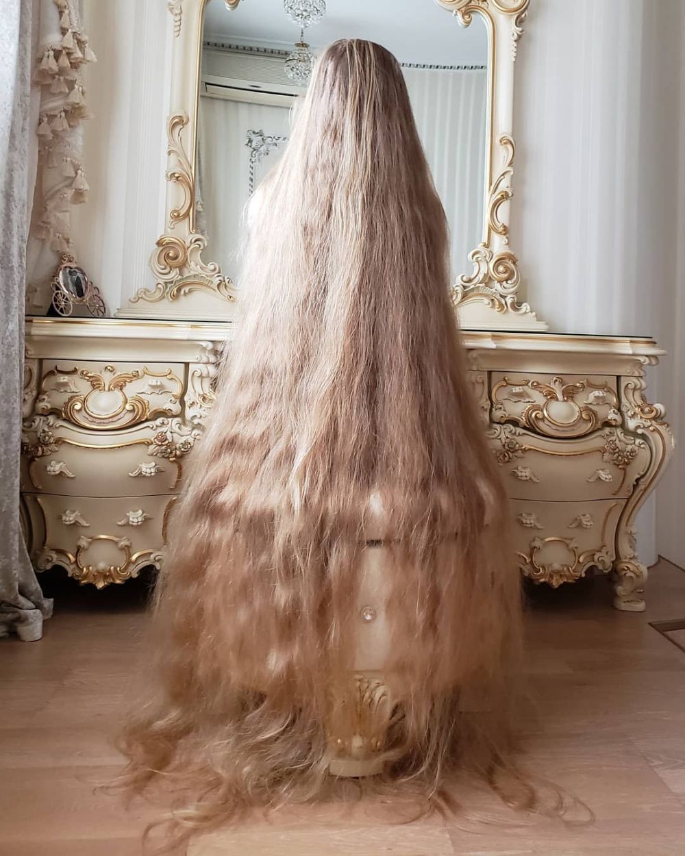 Cewek ini punya rambut panjang bak Rapunzel, ini 10 potretnya