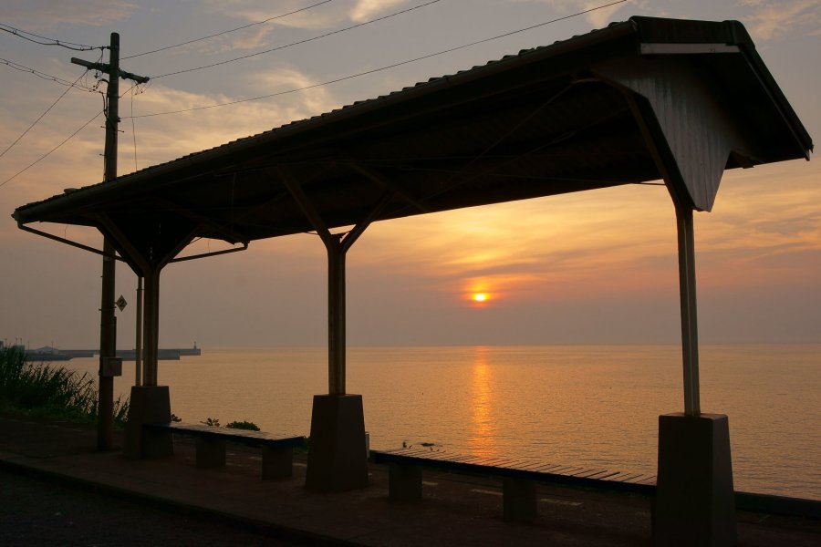 20 Potret Shimonada, stasiun kereta api paling indah di dunia