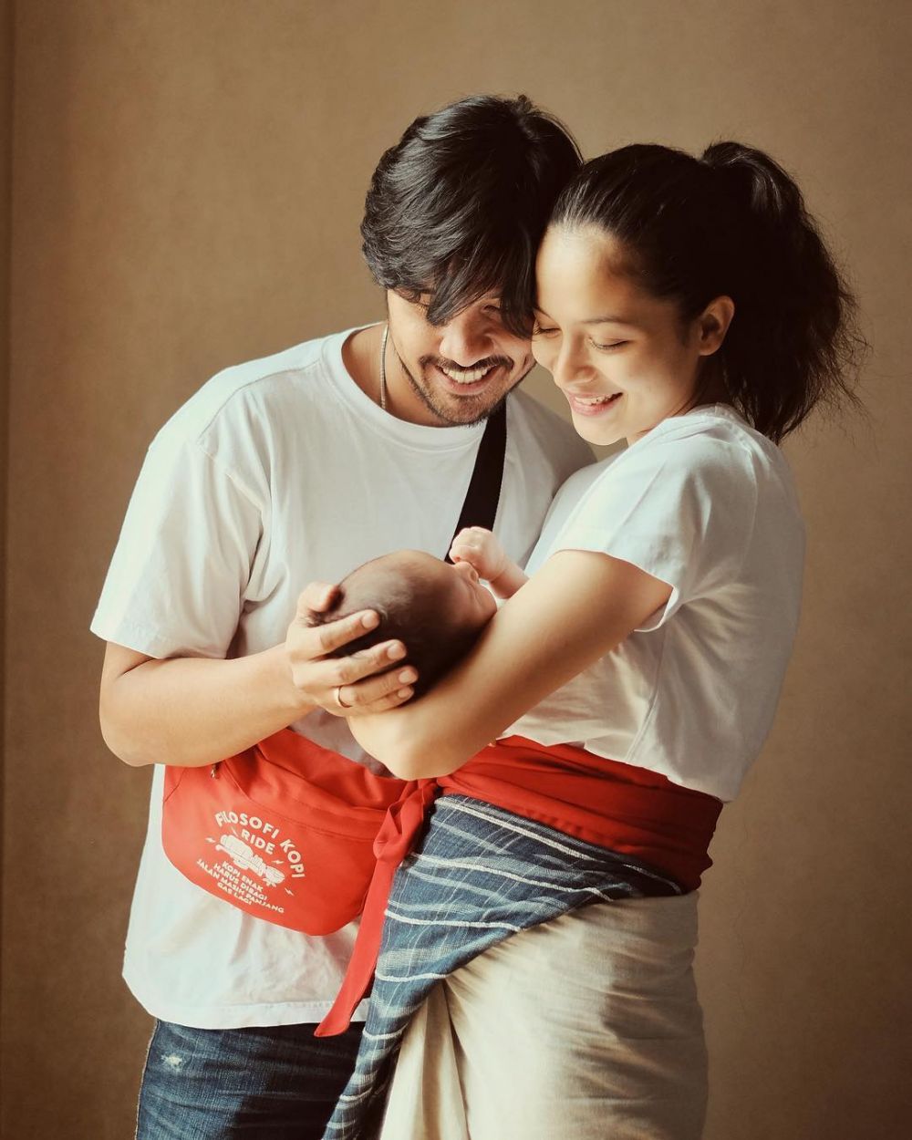 10 Seleb ini rayakan Natal pertama bareng pasangan usai nikah