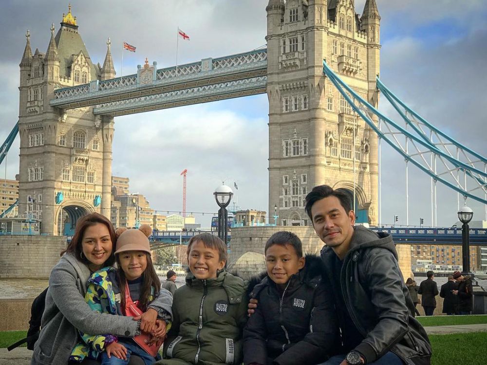 6 Seleb rayakan Natal di luar negeri bareng keluarga