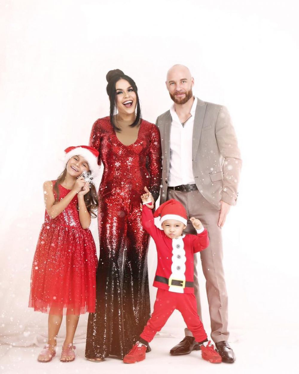 6 Seleb rayakan Natal di luar negeri bareng keluarga