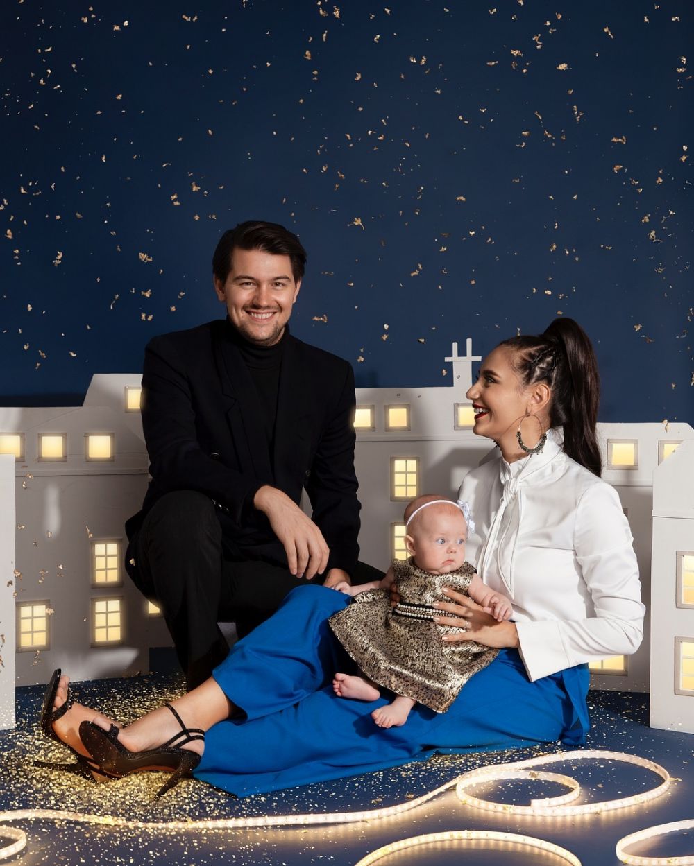 7 Gaya seleb pemotretan bertema Natal, penuh kehangatan