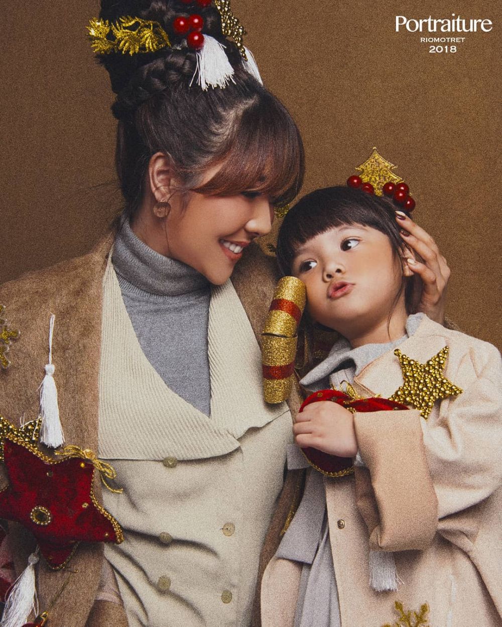 7 Gaya seleb pemotretan bertema Natal, penuh kehangatan