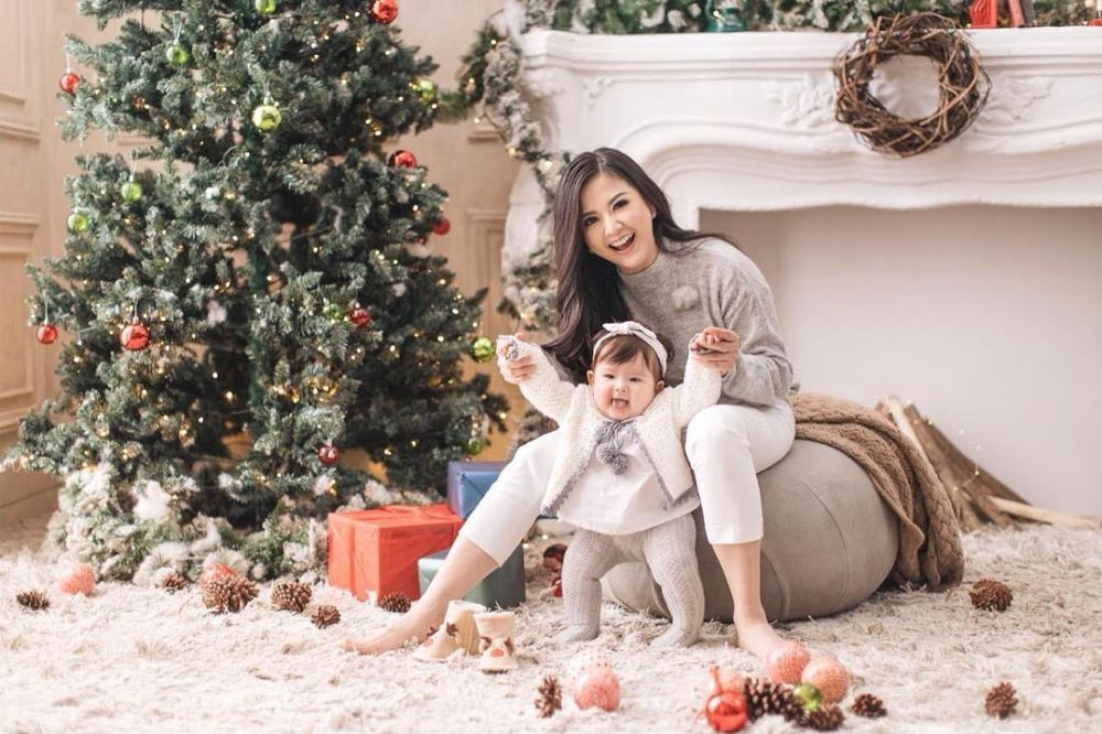 7 Gaya seleb pemotretan bertema Natal, penuh kehangatan