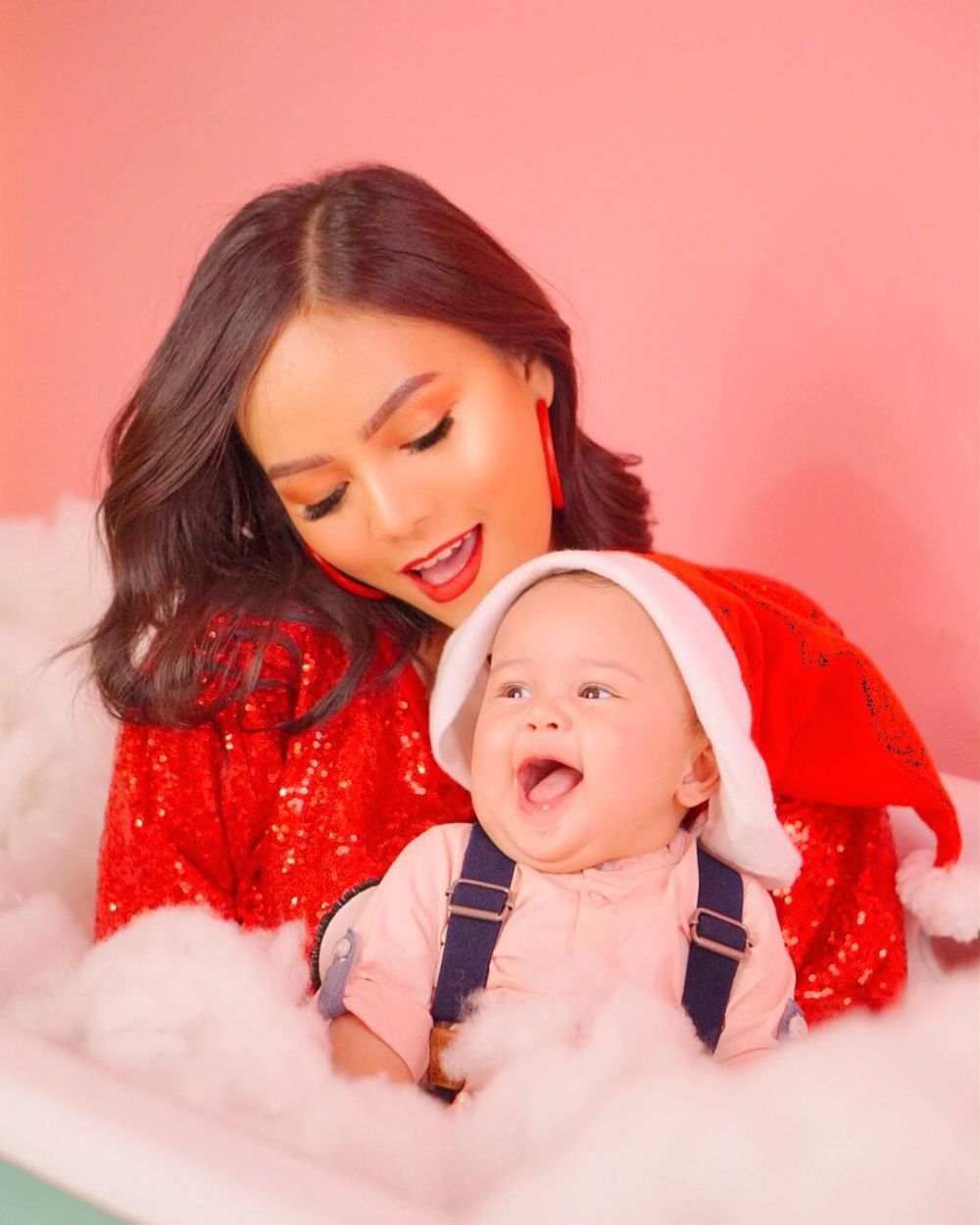 7 Gaya seleb pemotretan bertema Natal, penuh kehangatan