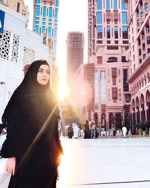 10 Potret kenangan Ifan Seventeen dan Dylan Sahara saat umrah