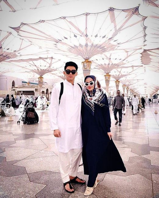 10 Potret kenangan Ifan Seventeen dan Dylan Sahara saat umrah