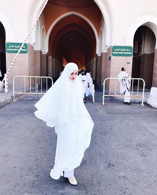 10 Potret kenangan Ifan Seventeen dan Dylan Sahara saat umrah