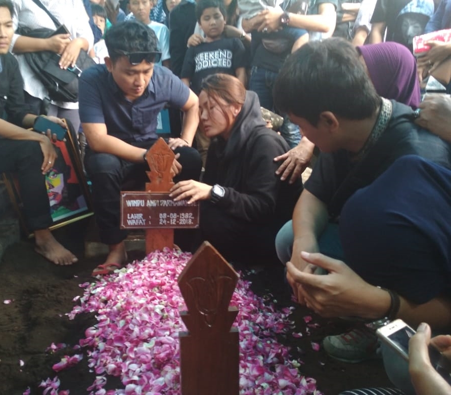 Suasana pemakaman Andi, drummer Seventeen penuh isak tangis