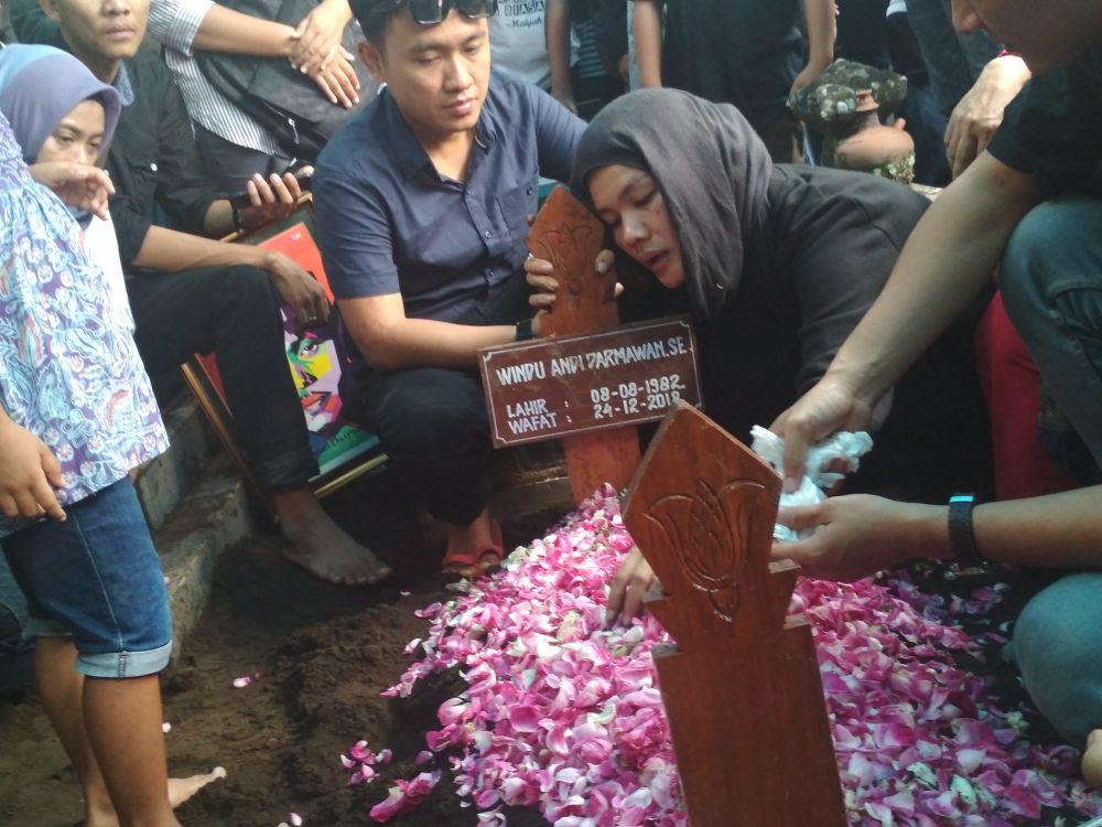 Suasana pemakaman Andi, drummer Seventeen penuh isak tangis